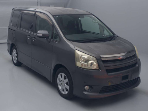 2007 Toyota Noah ZRR70W[2]