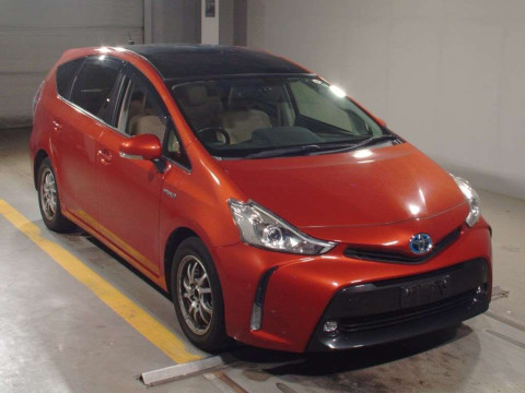 2014 Toyota Prius alpha ZVW41W[2]