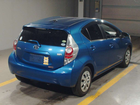 2014 Toyota Aqua NHP10[1]