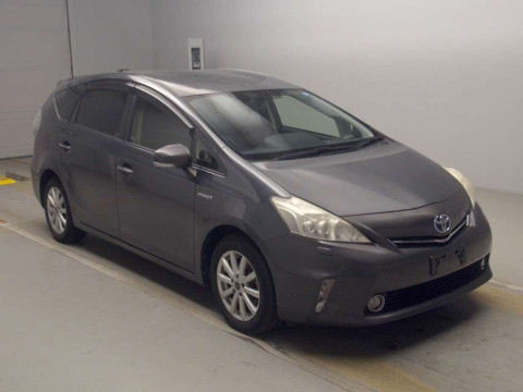 2013 Toyota Prius alpha ZVW41W[2]