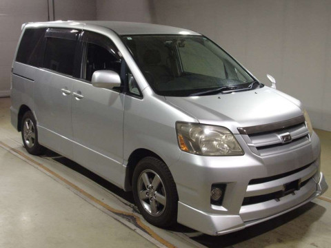 2005 Toyota Noah AZR60G[2]