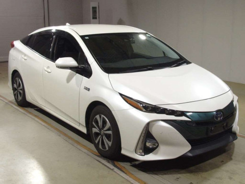 2017 Toyota Prius PHV ZVW52[2]