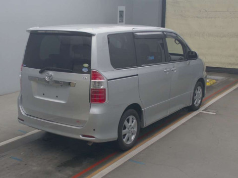 2007 Toyota Noah ZRR70W[1]