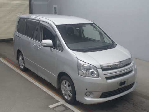 2007 Toyota Noah ZRR70W[2]