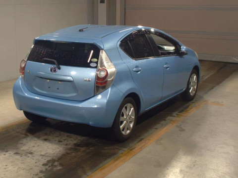 2014 Toyota Aqua NHP10[1]