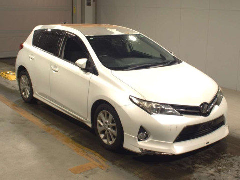 2012 Toyota Auris ZRE186H[2]