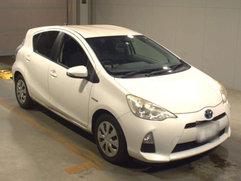 2012 Toyota Aqua NHP10[2]