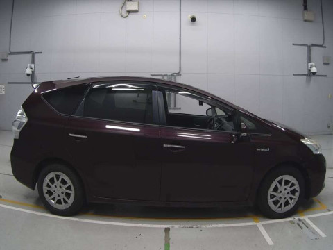 2014 Toyota Prius alpha ZVW41W[2]