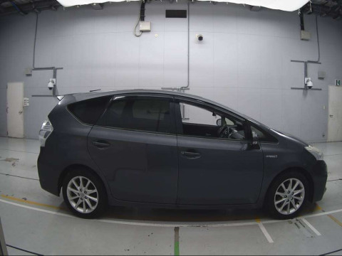 2012 Toyota Prius alpha ZVW41W[2]