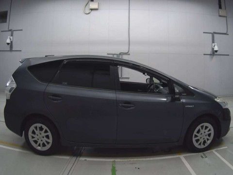 2014 Toyota Prius alpha ZVW41W[2]