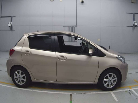 2016 Toyota Vitz NSP130[2]