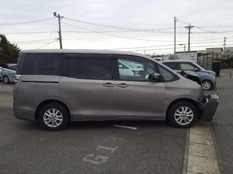 2019 Toyota Voxy ZRR80G[2]