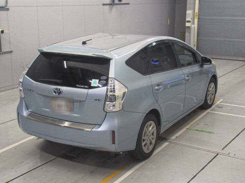 2011 Toyota Prius alpha ZVW41W[1]