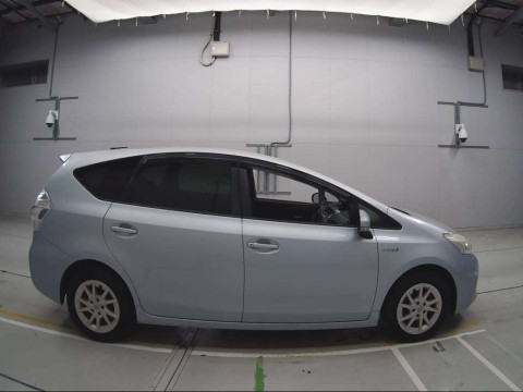 2011 Toyota Prius alpha ZVW41W[2]