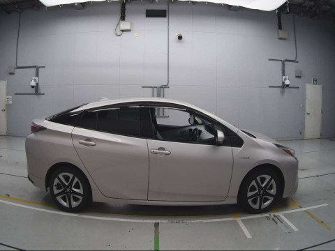 2016 Toyota Prius ZVW55[2]