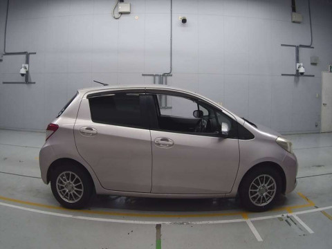 2011 Toyota Vitz NSP130[2]