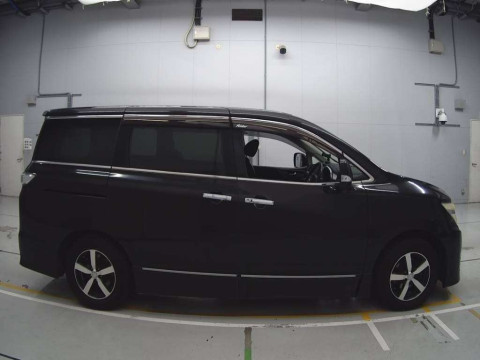 2011 Nissan Elgrand TE52[2]