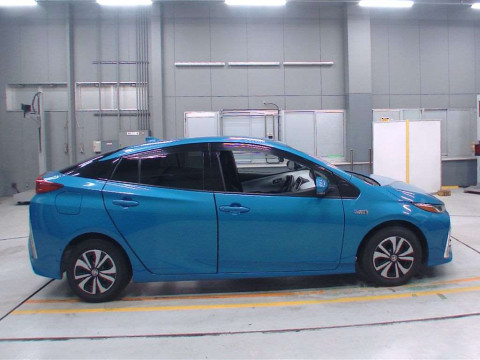 2018 Toyota Prius PHV ZVW52[2]