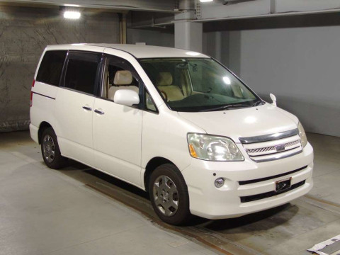 2006 Toyota Noah AZR60G[2]