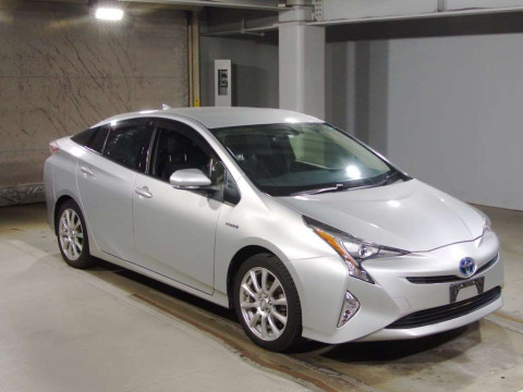 2016 Toyota Prius ZVW55[2]