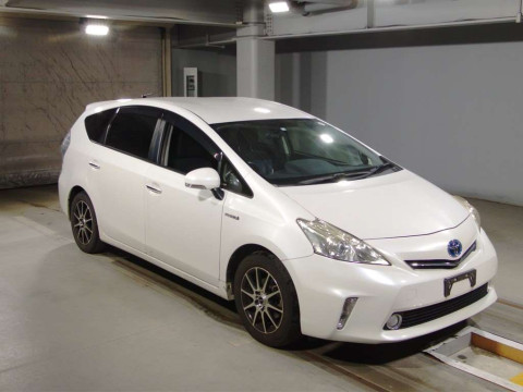 2014 Toyota Prius alpha ZVW40W[2]