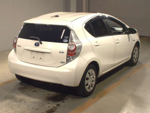 2012 Toyota Aqua NHP10[1]