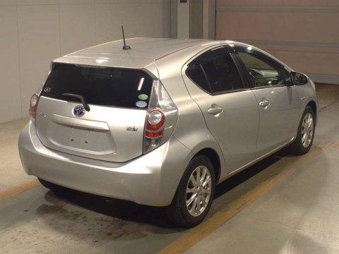 2013 Toyota Aqua NHP10[1]