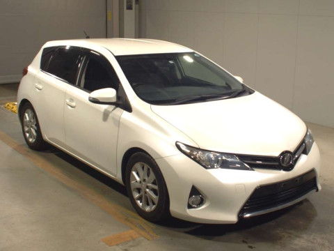 2013 Toyota Auris NZE181H[2]