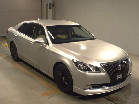 2014 Toyota Crown Majesta GWS214[2]