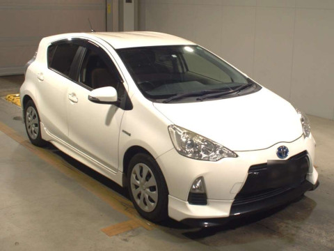 2014 Toyota Aqua NHP10[2]