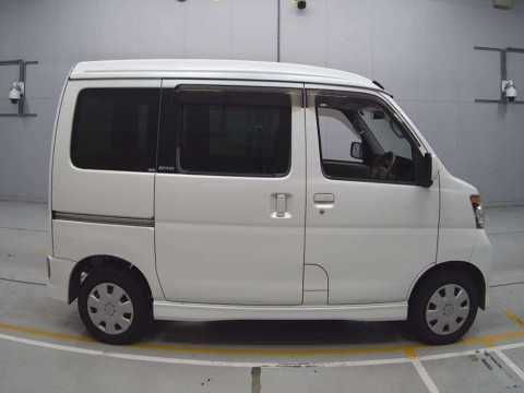 2011 Daihatsu Atrai Wagon S321G[2]