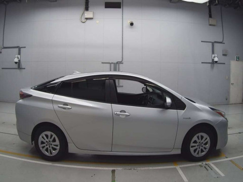 2016 Toyota Prius ZVW51[2]