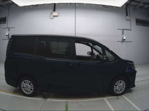 2014 Toyota Voxy ZRR80G[2]