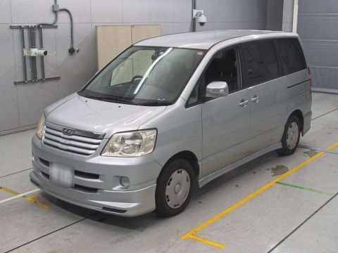 2004 Toyota Noah AZR60G[0]