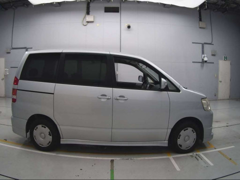 2004 Toyota Noah AZR60G[2]