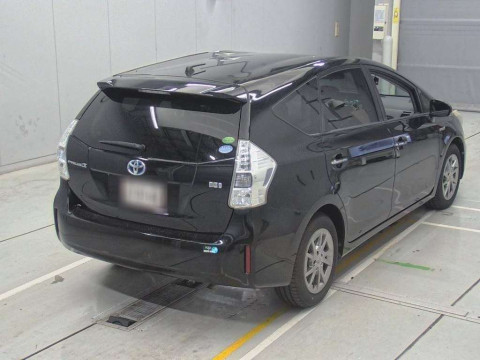 2013 Toyota Prius alpha ZVW41W[1]