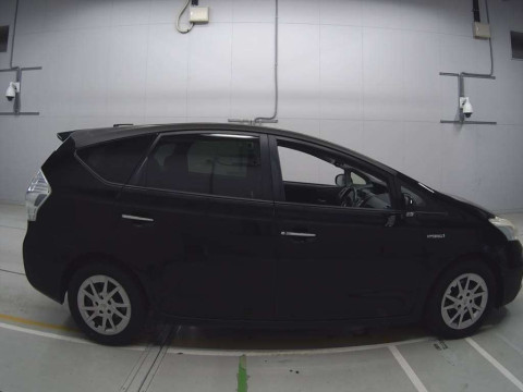 2013 Toyota Prius alpha ZVW41W[2]