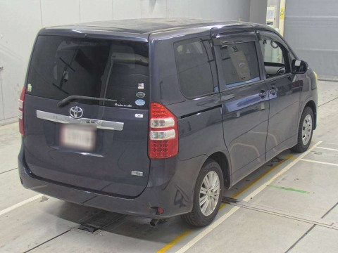 2010 Toyota Noah ZRR70G[1]