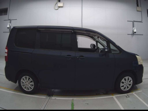 2010 Toyota Noah ZRR70G[2]