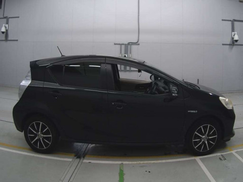 2012 Toyota Aqua NHP10[2]