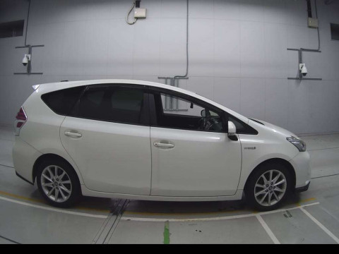 2015 Toyota Prius alpha ZVW41W[2]