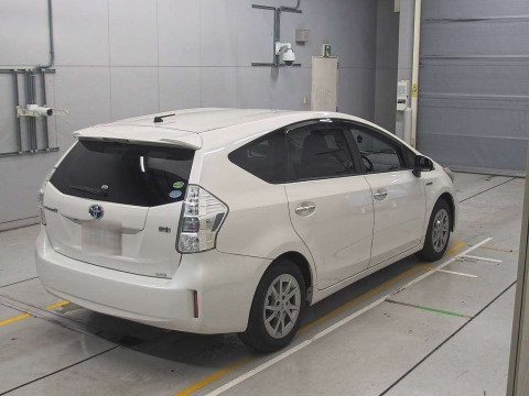 2014 Toyota Prius alpha ZVW40W[1]