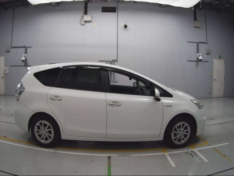 2014 Toyota Prius alpha ZVW40W[2]