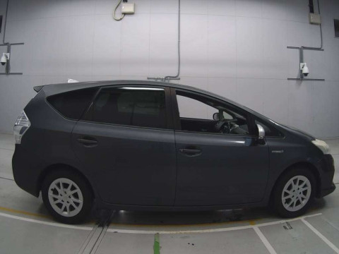 2012 Toyota Prius alpha ZVW40W[2]