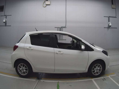 2016 Toyota Vitz NSP130[2]