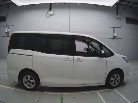 2014 Toyota Noah ZRR80G[2]