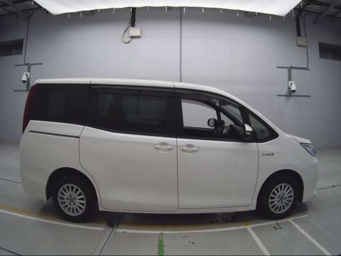 2017 Toyota Noah ZWR80G[2]