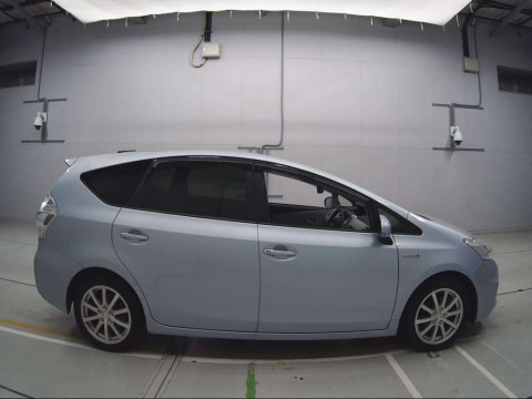 2012 Toyota Prius alpha ZVW41W[2]