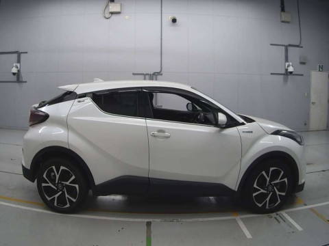 2017 Toyota C-HR ZYX10[2]