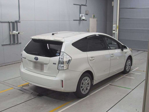 2011 Toyota Prius alpha ZVW41W[1]